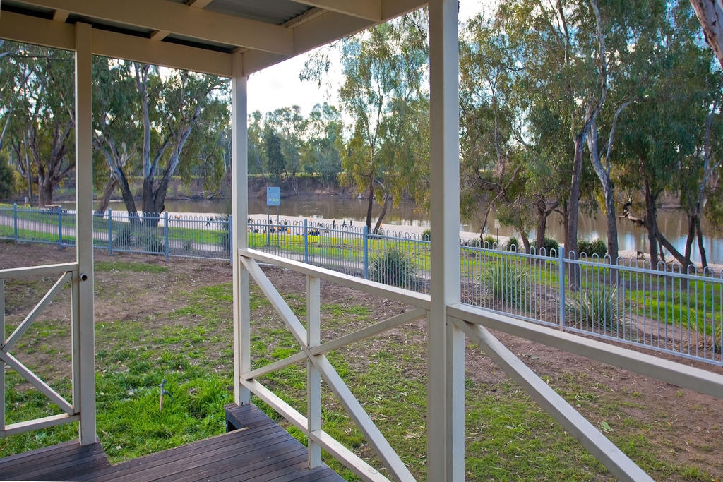 Отель Wagga Wagga Beach Caravan Park Экстерьер фото